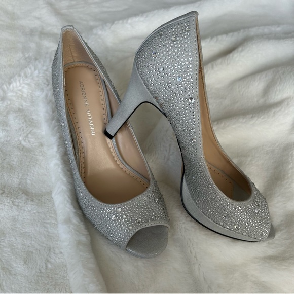 ADRIENNE VITTADINI -NWOT- Gervin Platform Pump in Silver - Picture 1 of 8